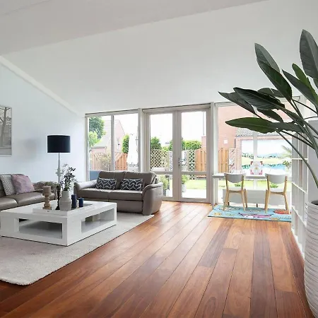 Vakantiehuis Pretty Holiday In With Garden